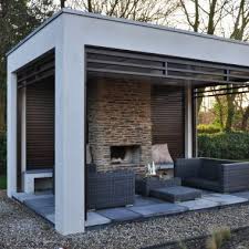 Steinstreifen Landliches Wohnen In Zusammenstellung Mit Strohdach Und Stuck Ein Hinaus Gartenhaus Kombi Wohnen Im Freien Terassenideen Gartenpavillion