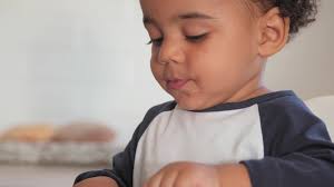 Här är barnnamnen som spås bli populära 2023