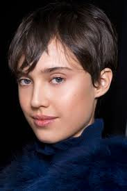 Neben einigen stufen verleiht der extreme seitenscheitel dem oberkopf fülle und volumen, was das haar unglaublich voll und luxuriös erscheinen lässt. Das Sind Die Besten Frisuren Fur Dunne Haare