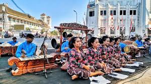 Phd saya tentang tentang kelompok karawitan di solo yang bukan profesional. Mengenal Sejarah Musik Gamelan Sudah Dipakai Sejak Zaman Majapahit Suara Bali