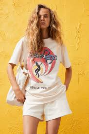 The color on the image looks more pale pink but in real life, it's a beautiful shade of light. Oversized Graphic T Shirt Light Beige The Beach Boys Ladies H M Ca