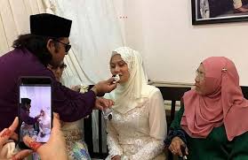 Born 9 july 1958) is a malaysian politician who has served as the minister of rural development in the perikatan nasional (pn) administration under prime minister muhyiddin yassin since march 2020 and the member of parliament (mp). Myartis Com Myartis My Artis 8 Foto Aqiqah Jamal Abdillah Nyanyikan Lagu Azura Khas Buat Puterinya