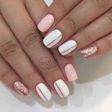Concepto de uñas y flores hermosa manicura laca color rosa con. Cglvbjrjceyvym