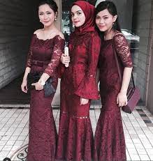 Boleh banget nih coba model kebaya modern dengan rok duyung. Model Baju Gamis Brokat Kombinasi Satin Rok Duyung Lengan Lonceng Sabrina Maroon Pakaian Pesta Model Pakaian Gadis Model Baju Wanita
