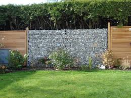 Gabione Als Trennwand Und Sichtschutz Im Eigenen Garten Trennwand Garten Garten Gabionenzaun