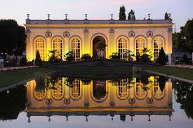 L Orangerie De La Maison Moet Chandon Ainsi Qu Une Vue Partielle De Son Jardin Francais A Epernay Dans L Restaurant Paris Merveilles Du Monde France Culture