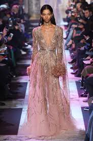 Dieses farbige, pinke brautkleid mit dem wallenden, schwarzen rock ist etwas ganz besonderes, wie du: Pinke Brautkleider Die Schonsten Hochzeitskleider Von Blush Rose Bis Knallig Pink Vogue Germany