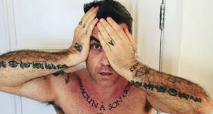 Přece nebudete nosit k novému bordó svetru neonově růžové nehty. Robbie Williams Ukazal Nove Tetovani A Fanousci Zustali V Soku Tohle Mysli Opravdu Vazne Evropa 2