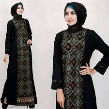 Biar tetap kelihatan modis, coba lihat rekomendasi model baju lebaran 2021 yang sedang trendi dan kekinian untuk dipakai di hari lebaran nanti. 33 Model Baju Gamis Hitam Cantik Terbaru Muda Co Id