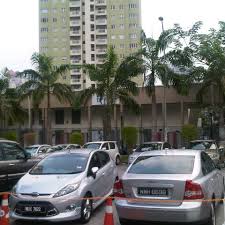 Le travail est souvent au coeur de la vie. Photos At Lycee Francais De Kuala Lumpur Taman Segambut Kuala Lumpur Kuala Lumpur