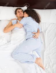 Frauen lieben abwechslung im bett. Glucklicher Mann Und Frau Im Bett Liegend Mit Einem Lacheln Lizenzfreie Fotos Bilder Und Stock Fotografie Image 76542780