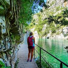 Nos Idees Balades 1 Journee Dans Le Verdon Bateau Baignade Balade Et Musee De La Prehistoire Gorges De Verdon Idee Vacances Ete Verdon