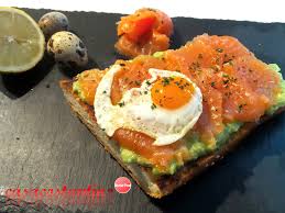 Il toast con avocado e uovo in camicia, una ricetta semplice e gustosa: Crostone Crema Di Avocado E Salmone Con Uova Di Quaglia Casacostantino