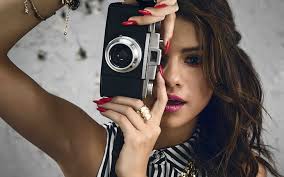 Последние твиты от uñas pintadas (@unaspintadascom). Mujer Sosteniendo Una Camara Slr Negra Y Plateada Selena Gomez Mujeres Fondo De Pantalla Hd Wallpaperbetter