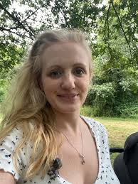 Hi, would someone be able to give me a different hair cut I'm bored of my  current one. Please and thank you in advance