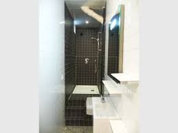 Une salle de bains longue et étroite n'est jamais facile à agencer, car il est important de maintenir une bonne circulation dans l'espace. Des Astuces Pour Optimiser Une Mini Salle De Bains