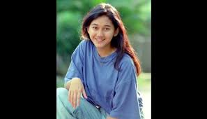 Nike ardila, yang lahir 27 desember 1975 di tasikmalaya dengan nama lengkap nike ratnadila binti re kusnadi, meninggal pada 19 maret 1995 karena kecelakaan lalulintas pada pukul 05.00 di jalan re martadinata (kini menjadi. Tujuh Fakta Dari 20 Tahun Kematian Lady Rocker Nike Ardilla Seleb Tempo Co