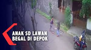 Bagi moms yang menyekolahkan si kecil ke jenjang sd pastinya si kecil lebih disibukkan dengan kegiatan belajar dan menyelesaikan pekerjaan rumah. Viral Detik Detik Anak Sd Berani Lawan Begal Di Depok Lihat Videonya Youtube