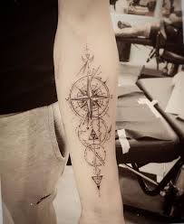 Das Ist Eine Idee Fur Einen Compass Tattoo Mit Einem Schwarzen Kompass Mit Langen Grossen Schwarzen Pfe Coole Unterarm Tatowierungen Kompass Tattoo Tattoo Ideen
