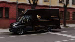Dieses paketzentrum befindet sich in ausrede „ schlechtes wetter „ , aber die ups fahrzeuge fahren rum und stellen sendungen zu ! Ups Rustet Weitere 33 Kep Fahrzeuge Um Auch Als Plug In Hybrid Elektromobilitat E Mobilitat Lieferwagen Vans Und Transporter News Logistra Fachmagazin Fur Nutzfahrzeug Fuhrpark Und Lagerlogistik Intralogistik Flurforderzeuge