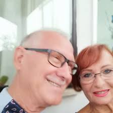 La realtà a Gaza è questa. Una bambina mostra una foto di sé sorridente,  sana, piena di vita. Ora è pelle e ossa, segnata dalla fame, dalla guerra,  dall'indifferenza. In un solo