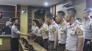 Potongan undercut juga sangat pas diaplikasikan kepada rambut cepak, dan pada model ini bagian atas memiliki rambut bervolume, sedangkan bagian bawah model undercut. Daftar Akpol 88 Yang Jadi Petinggi Polri Dari Batalion Dharma S D Atmani Wedana Dan Adhi Pradana Metro Independen