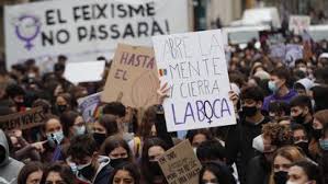 Ao centro, uma das mulheres vestida de noiva põe em causa um dos papéis sociais. Pandemia Adia Igualdade De Genero Por Mais Uma Geracao Sociedade El Pais Brasil