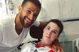 Después del robo, Ponzio le llevó otra camiseta a Alan Guevara a la clínica 