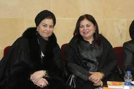 في برنامج «معكم» الذي تقدمه الإعلامية منى الشاذلي، تحدثت الفنانة دلال عبد العزيز عن كيفية تهرب سمير غانم. Ø§Ù„Ù†Ø¬ÙˆÙ… ÙÙŠ Ø¹Ø²Ø§Ø¡ Ø´Ù‚ÙŠÙ‚Ø© Ø±Ø¬Ø§Ø¡ Ø§Ù„Ø¬Ø¯Ø§ÙˆÙŠ ÙˆØ§Ù„Ø¨Ø¹Ø¶ ÙŠØ³ØªØºØ±Ø¨ Ø§Ø¨ØªØ³Ø§Ù…Ø§ØªÙ‡Ù… ØµÙˆØ± Ø§Ù„Ù†Ù‡Ø§Ø±