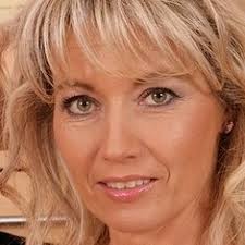 Janet Darling's Instagram, Twitter & Facebook