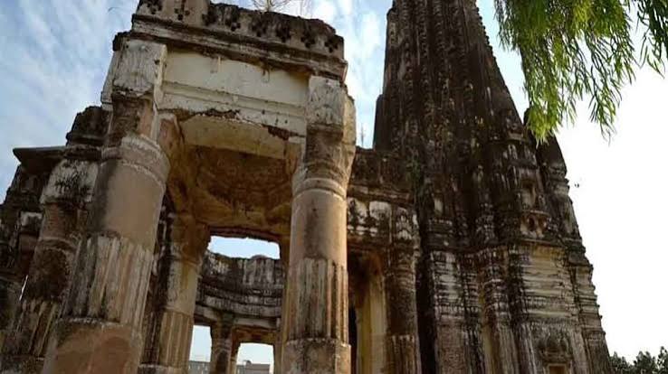 पाकिस्तान में 100 साल पुराने हिंदू मंदिर की जमीन पर अवैध कब्जा