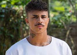 Iniciou sua carreira na música em 2008, com o lançamento da canção origem, mas alcançou o primeiro reconhecimento apenas aos dezoito anos. Mc Livinho Relembra Comeco Da Carreira No Funk 18 Baseados Por Dia Quem Quem News