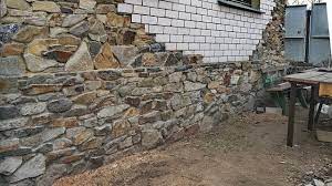 Bugün pek çoğumuzun taş ev olarak bildiği ve kafamızda ilk canlanan resimdeki evler daha ziyade kırma taş evlerdir. Tas Temel 21 Fotograf Evin Tas Versiyonu Dogal Ve Vahsi Malzemelerin Dosenmesi Kil Ve Cimento Ilavesiyle Temel Yapimi