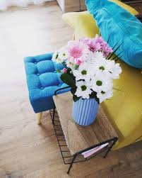 Le Bout De Canape Chez Happyhappyyeah Est Bien Organise Avec Un Pouf Babou Esprit Scandinave A 29 Et Un Porte Revues Industriel A 15