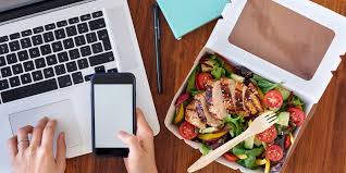 Teglia di zucchine, pomodori e mozzarella. 10 Lunchbox Da Sfoggiare In Ufficio E Le Ricette Migliori Da Metterci Dentro