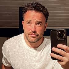 Jason Les's Instagram, Twitter & Facebook