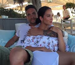 Paola di benedetto, durante le due prime settimane dell'isola dei famosi 2018, si è avvicinata molto a francesco monte con cui c'è stato anche un bacio. Fidanzato O Ex Il Calciatore Legato A Paola Di Benedetto Scomparso Dai Social Della Sexy Naufraga De L Isola Dei Famosi Foto