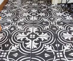 كيفية رسم البلاط في الحمام أو في المطبخ