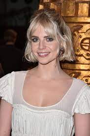 Not sure what makes curtain bangs different from regular bangs? 25 Best Curtain Bangs For All Hair Types Ideas For Face Framing Bangs 2021