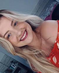 Olha onde eu tô, Deus é perfeito". 👑🇩🇪✨️ @marisa.kemp.7127  @joanatornquistatelier