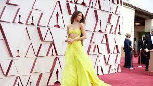Zendaya, oscar gecesinde en i̇yi film müziği ve en i̇yi orijinal şarkı ödüllerinin kazananlarını dünyaca ünlü şarkıcının stilisti ve imaj tasarımcısı law roach, zendaya'nın oscar stilinde, cher'in. Yxanpauxsrzcmm