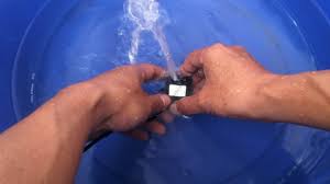 081615873680 bbm 5a5e163c debit air banyak bisa juga untuk tandon air dan tambak. Uji Coba Pompa Air Micro Submersible Usb 3 5 9 Volt Dg Charger Ponsel Youtube