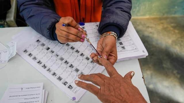 UP में चुनाव की बड़ी तैयारी, निर्वाचन अधिकारी का निर्देश, सही मतदाता सूची  बने, गड़बड़ी नहीं होगी बर्दाश्त | UP Election Officer Navdeep Rinwa  instructions to correct voter list irregularities will not be tolerated ann