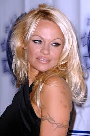 The first look pictures at hulu's pamela anderson and tommy lee limited series have dropped, and i mean, give the makeup artist who turned lily james into pamela anderson an emmy already. Pamela Anderson Das Vermogen Der Ex Baywatch Nixe 2021