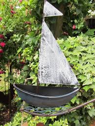 Dieses windspiel bringt leuchtende farbe und glanz in jeden garten. Windspiel Segel Boot Schiff Wippe Gartenstecker Garten Deko Metall Landhaus Ambienteschmiede