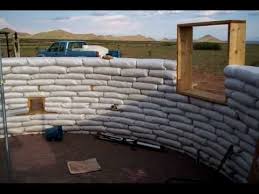 Decouvrir L Auto Construction Atypique De Maisons Robustes En Terre A L Aide De La Technique Du Super Adobe Developp Earth Homes Earth Bag Homes Dome Building