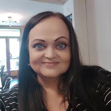 Voisitko sinä asua kommuunissa? Espoolaisessa lapsiperheyhteisössä asuu  samassa talossa seitsemän aikuista ja kaksi lasta. Yhteiselo