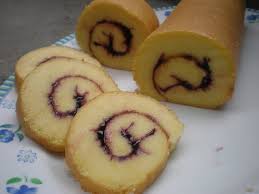 Angkat bolu dari loyang dan lepaskan kertas roti yang menempel. Cara Membuat Roti Gulung Oven Yang Mudah