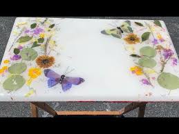 You can embed any dried flower and add color (or even glitter) to the resin for an endless number of project possibilities. Pin On Resin