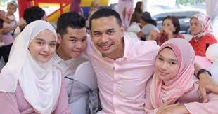 Malah, anak norman dan memey pun rapat dengan anak abby tau. Showbiz I Once Swallowed 10 Strips Of Panadol Norman Hakim